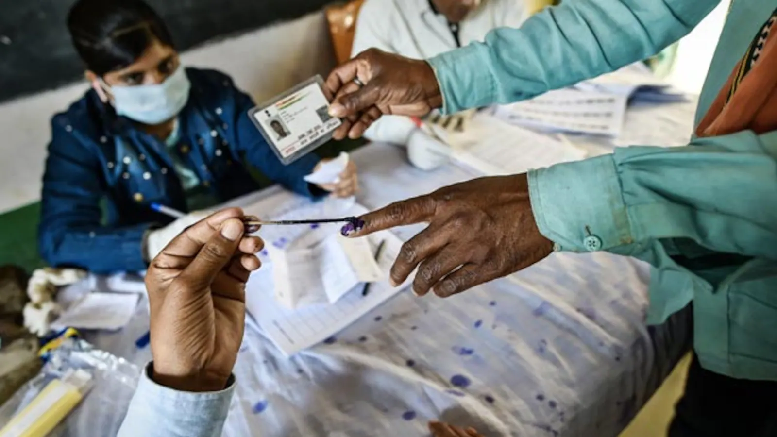 यूपी चुनाव 2027 के लिए पार्टियों की तैयारी के साथ ही दोस्तों, प्रतिद्वंद्वियों और सहयोगियों का खेल शुरू हो गया है