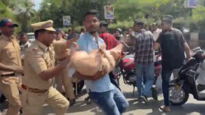 वीडियो: जब ठाणे में बकरीद बकरीद विरोध प्रदर्शन में पुलिस को सुअर को बचाना पड़ा
