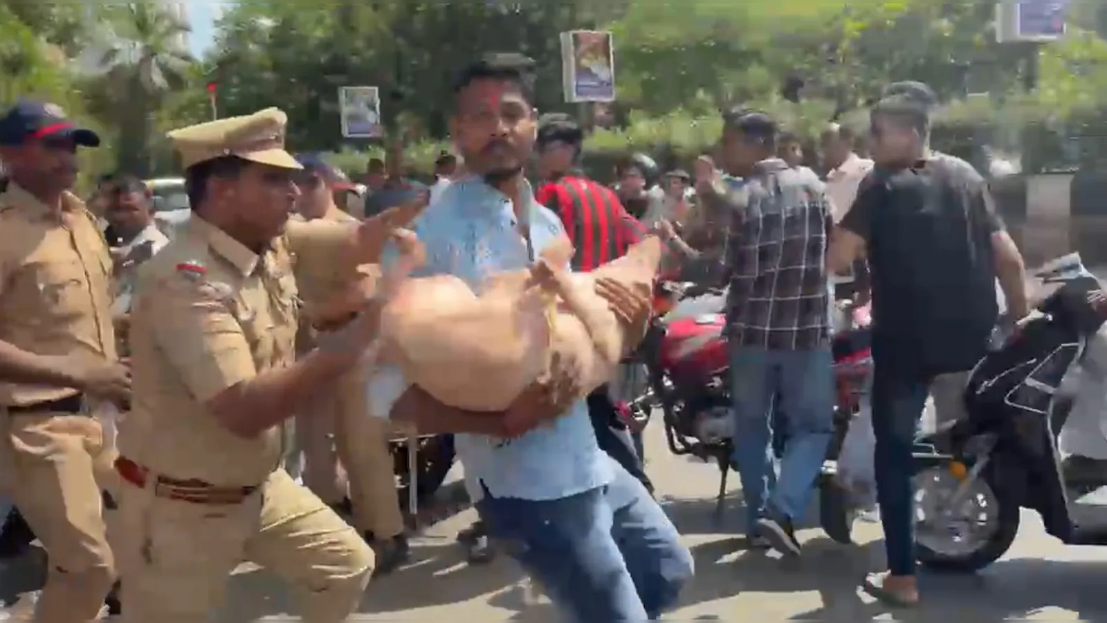 वीडियो: जब ठाणे में बकरीद बकरीद विरोध प्रदर्शन में पुलिस को सुअर को बचाना पड़ा