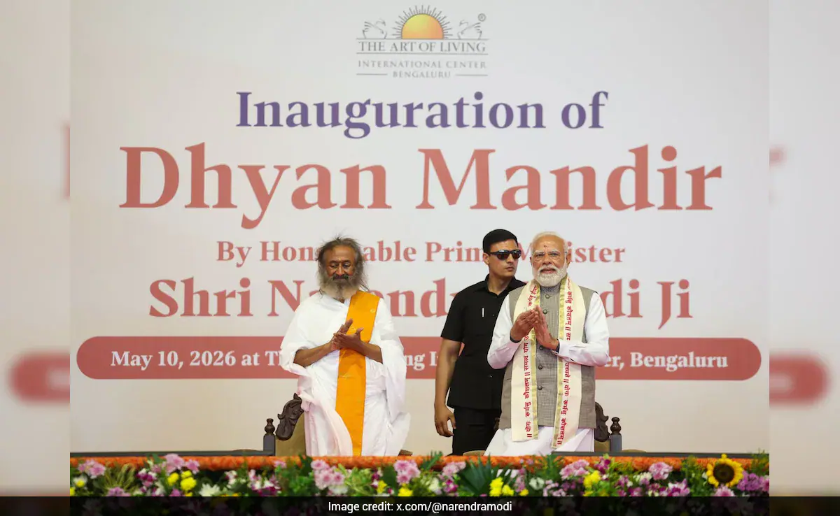 “समाज सरकार से अधिक शक्तिशाली है”: आर्ट ऑफ लिविंग कार्यक्रम में पीएम मोदी