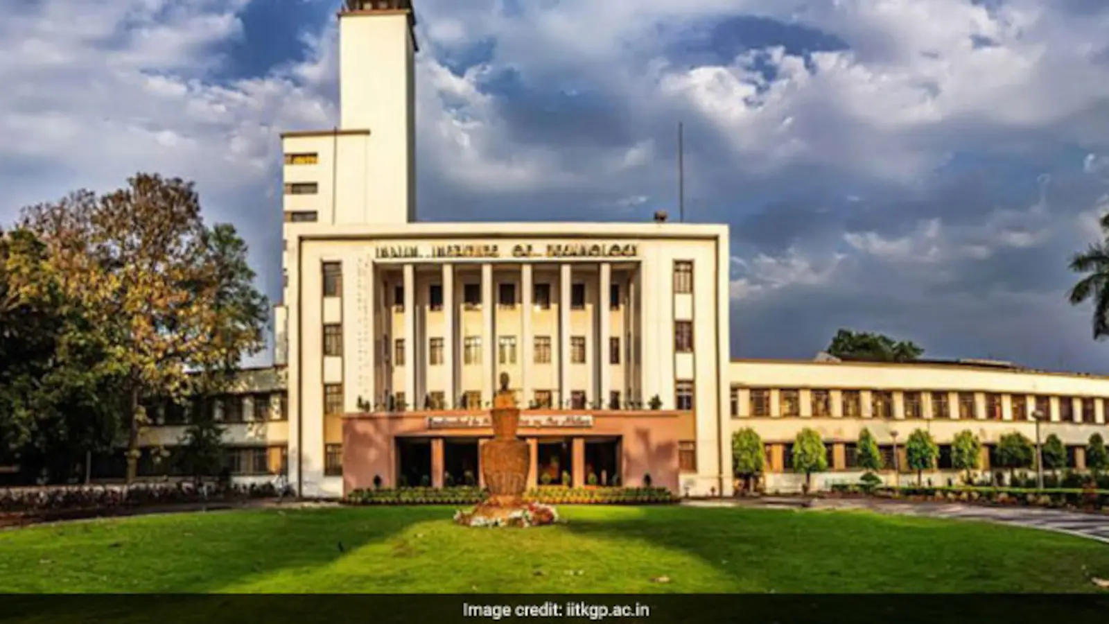 आईआईटी को संकाय की कमी का सामना करना पड़ रहा है, 22 संस्थानों में 38% स्वीकृत पद खाली पड़े हैं