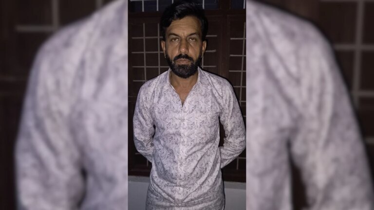 कई महीनों से फरार चल रहे एक तस्कर को उज्जैन में 'फॉर्च्यून-फिक्सिंग' समारोह के दौरान गिरफ्तार किया गया