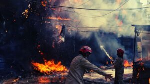 कैसे दिल्ली ने अपने सबसे प्रिय केंद्र को आग के हवाले कर दिया