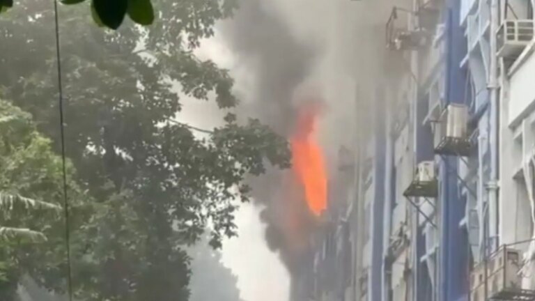 कोलकाता में आग लगने से 15 विधानसभा क्षेत्रों से जुड़ी ईवीएम नष्ट, जांच जारी