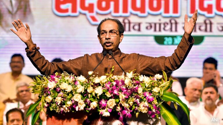 दलबदल की चर्चा के बीच उद्धव ठाकरे ने सांसदों से की मुलाकात, सेना ने कहा- सब ठीक है