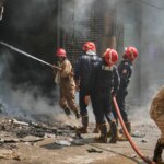 दिल्ली के होटल में आग लगने से 21 लोगों की मौत, सरकारी अधिकारियों पर बड़ी कार्रवाई