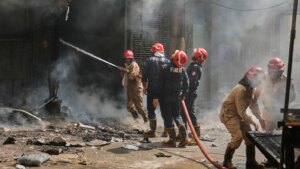 दिल्ली के होटल में आग लगने से 21 लोगों की मौत, सरकारी अधिकारियों पर बड़ी कार्रवाई