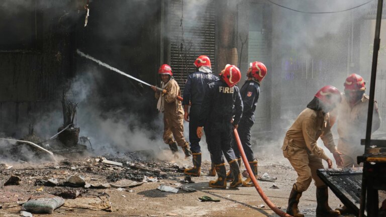 दिल्ली के होटल में आग लगने से 21 लोगों की मौत, सरकारी अधिकारियों पर बड़ी कार्रवाई