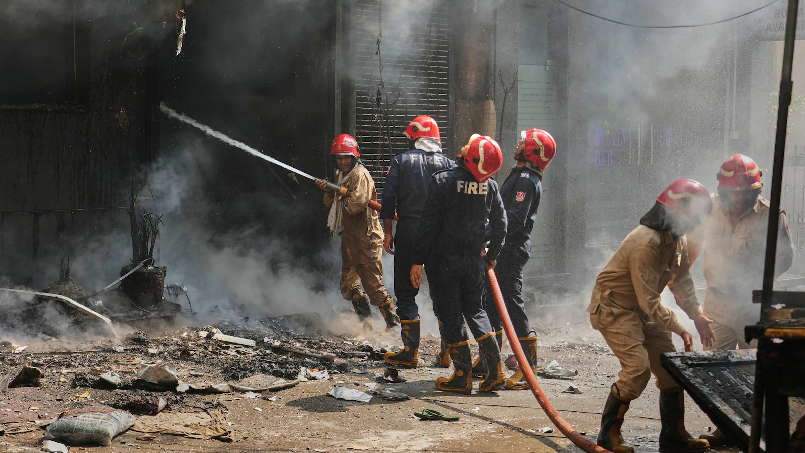 दिल्ली के होटल में आग लगने से 21 लोगों की मौत, सरकारी अधिकारियों पर बड़ी कार्रवाई