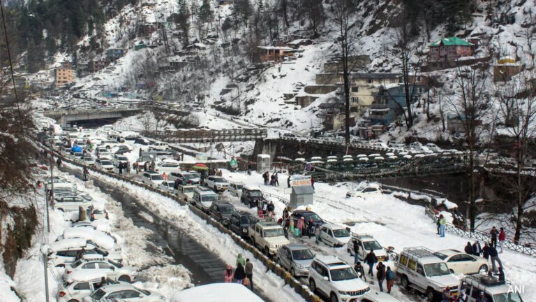 पर्यटन सचिव ने प्रमुख हॉटस्पॉट पर भीड़ को हरी झंडी दिखाई