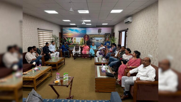 बागी सांसदों को मान्यता नहीं: अभिषेक बनर्जी बागी सांसदों की मांग पर बोलेंगे