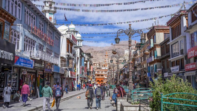 मई में लद्दाख में पर्यटकों की संख्या में ऐतिहासिक 121% की बढ़ोतरी दर्ज की गई, 72,834 पर्यटक आए