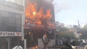 लखनऊ कोचिंग सेंटर में लगी आग, 13 की मौत, पहली मंजिल से कूदे छात्र