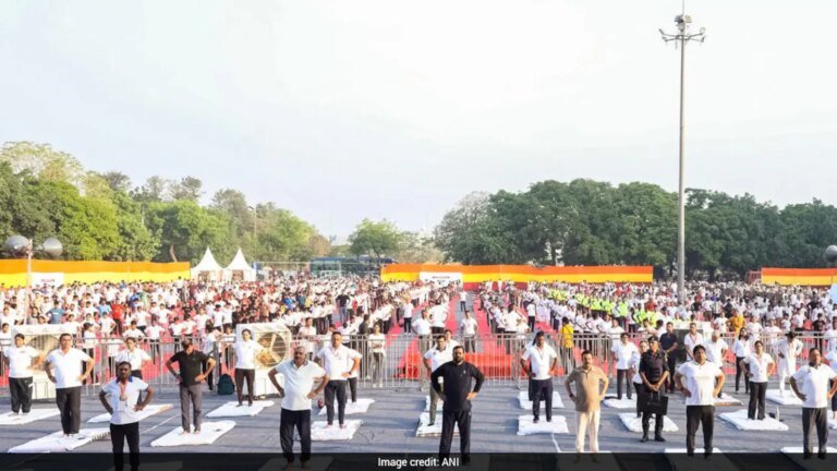 व्यस्त कार्यक्रम के बीच योग कल्याण का मार्ग प्रदान करता है: मुख्य न्यायाधीश