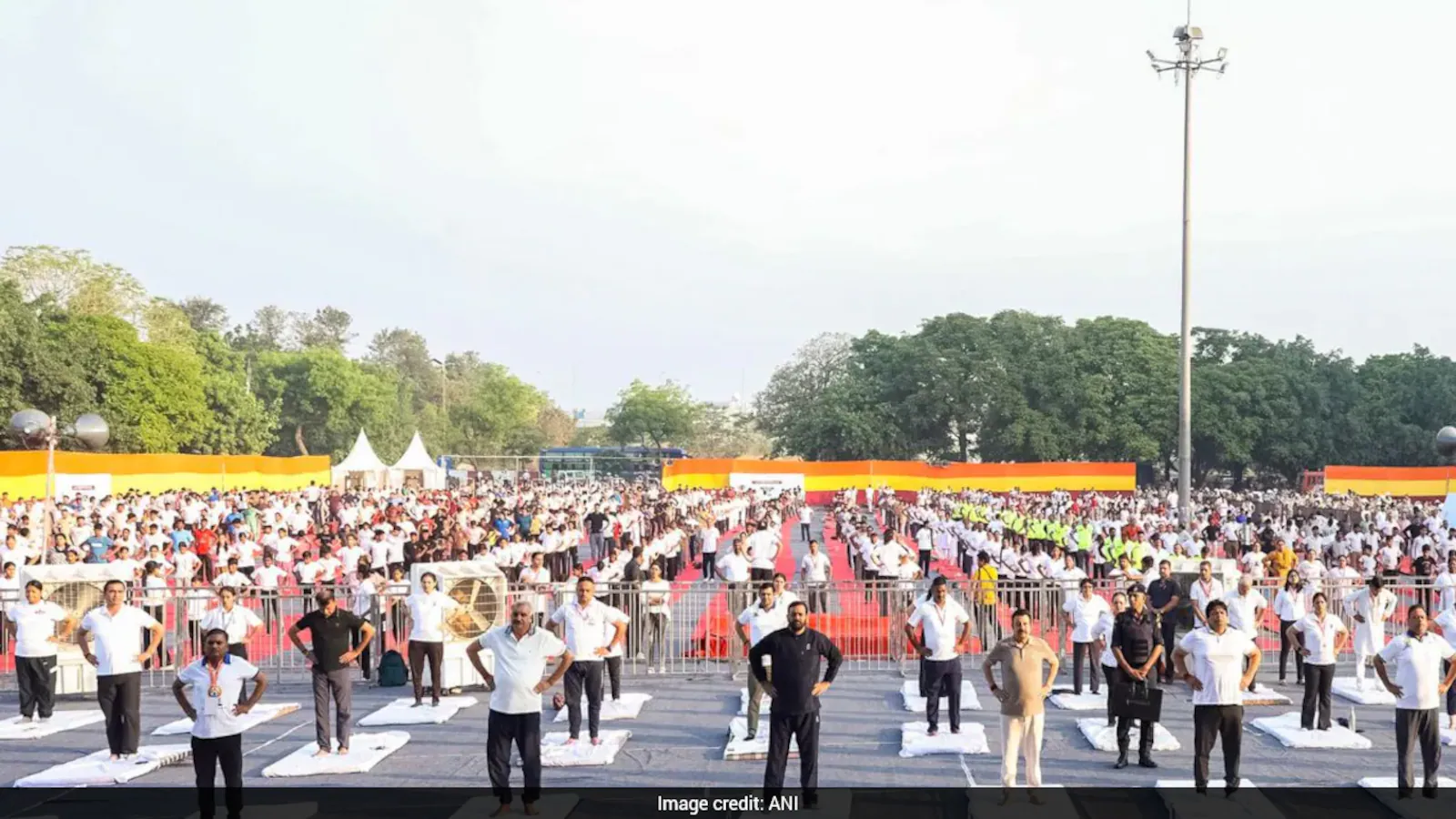 व्यस्त कार्यक्रम के बीच योग कल्याण का मार्ग प्रदान करता है: मुख्य न्यायाधीश