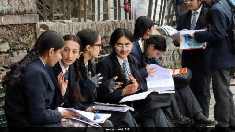सीबीएसई ने तीन भाषा नीति पर दिशानिर्देश जारी किए: बोर्ड परीक्षा नियम, छूट, भारतीय भाषा योजना