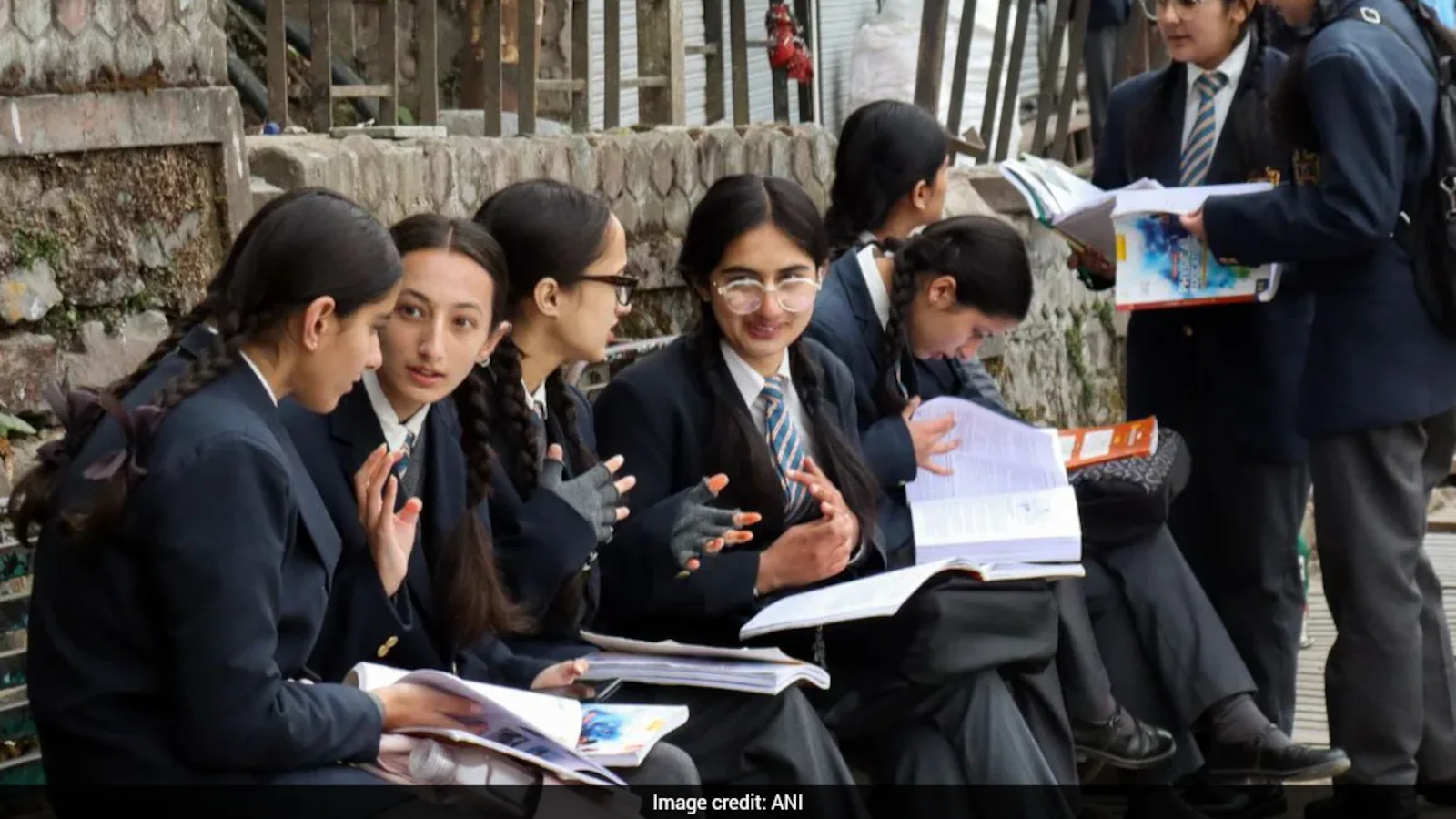 सीबीएसई ने तीन भाषा नीति पर दिशानिर्देश जारी किए: बोर्ड परीक्षा नियम, छूट, भारतीय भाषा योजना