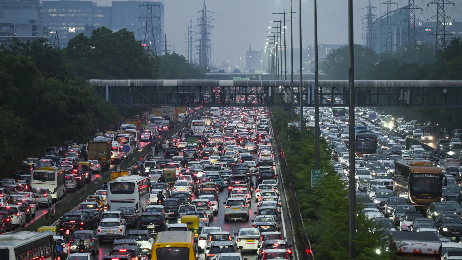 8 किमी लंबा जाम, सड़कें धंसी: भारी बारिश ने गुरुग्राम में कहर बरपाया