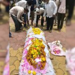 अंतिम यात्रा तक: बैतूल आदमी का वफादार कुत्ता उसकी बियर के बगल में मर गया
