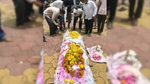अंतिम यात्रा तक: बैतूल आदमी का वफादार कुत्ता उसकी बियर के बगल में मर गया