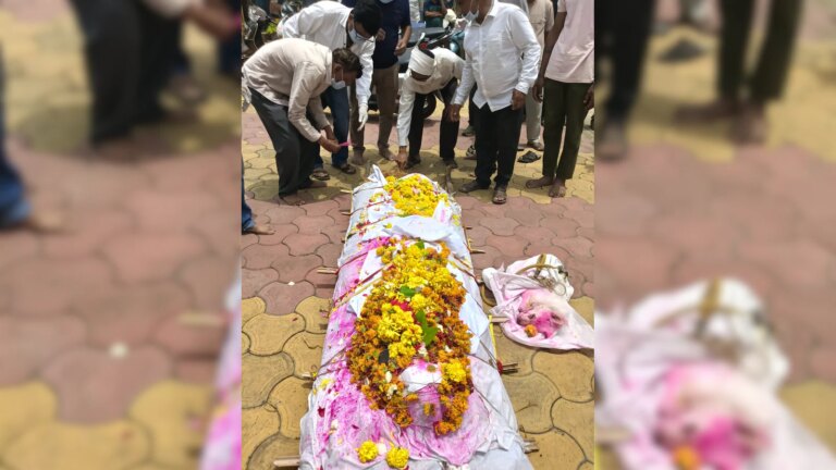 अंतिम यात्रा तक: बैतूल आदमी का वफादार कुत्ता उसकी बियर के बगल में मर गया
