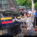 "अपने अधिकारों को जानें": वह महिला जिसने प्रदर्शनकारियों को छुड़ाने के लिए मुंबई पुलिस की वैन को रोका