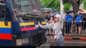 "अपने अधिकारों को जानें": वह महिला जिसने प्रदर्शनकारियों को छुड़ाने के लिए मुंबई पुलिस की वैन को रोका