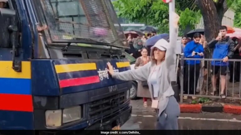 "अपने अधिकारों को जानें": वह महिला जिसने प्रदर्शनकारियों को छुड़ाने के लिए मुंबई पुलिस की वैन को रोका