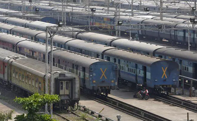उस व्यक्ति को खुद को टिकट परीक्षक बताकर आईडी कार्ड बनाने के लिए जेमिनी का इस्तेमाल करने के आरोप में गिरफ्तार किया गया था