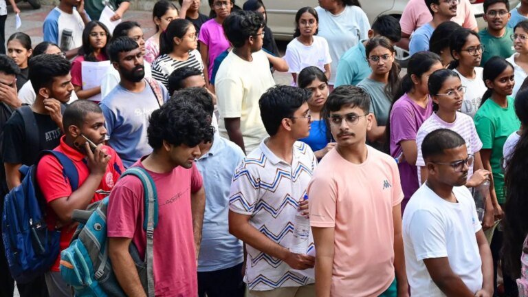 एआईएसएचई की रिपोर्ट में कहा गया है कि नेपाल सबसे ज्यादा छात्र भारत भेजता है