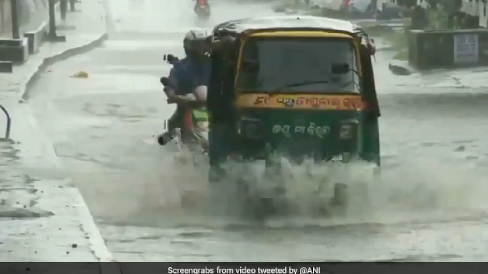ओडिशा में भारी बारिश से बच्चों की मौत, बाढ़ का खतरा बढ़ा