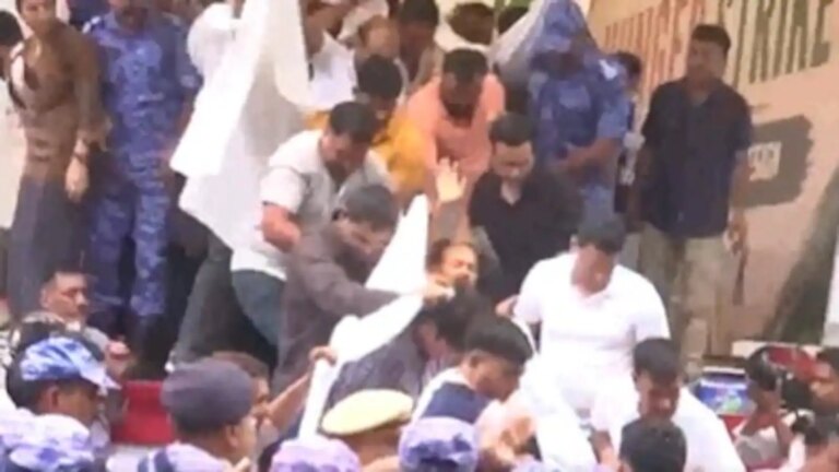 कैसे सोनम वांगचुक को सिविल ड्रेस में पुलिस वालों ने दौड़ा लिया