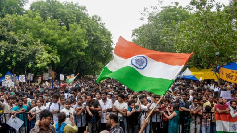 कॉकरोच जनता पार्टी, बीजेपी, कांग्रेस और तीन विपक्ष की कहानी