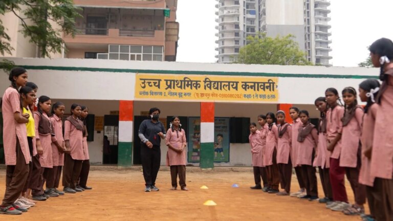 क्यों शारीरिक शिक्षा सार्वजनिक स्कूलों में उपस्थिति का प्रमुख चालक बन रही है?