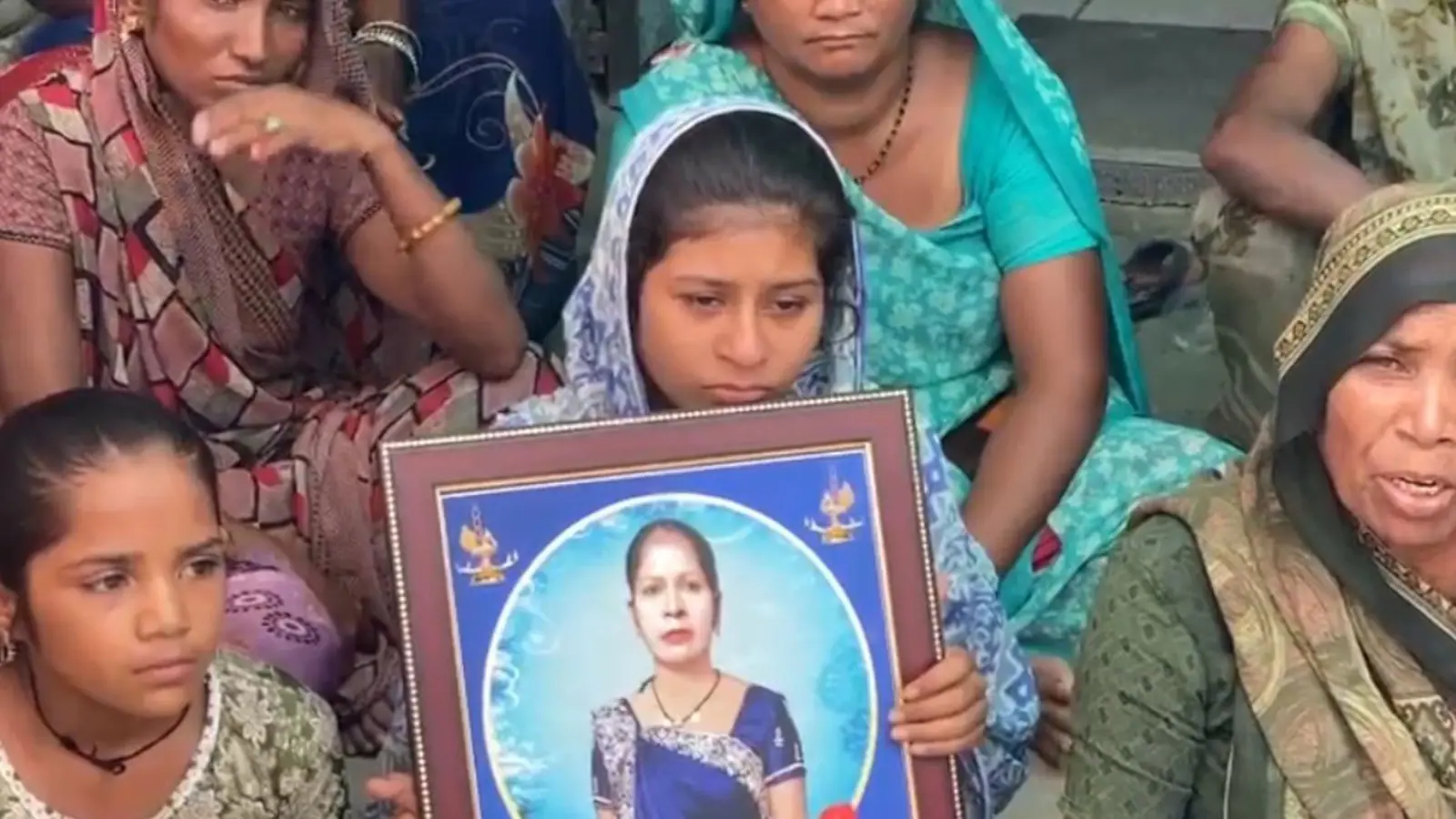 गुजरात में 5000 रुपये के कर्ज को लेकर पड़ोसी ने एक महिला को जलाकर मार डाला