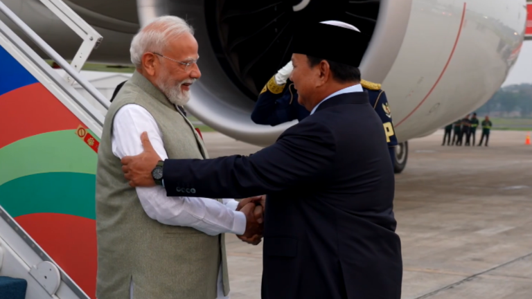 जकार्ता में प्रधानमंत्री नरेंद्र मोदी का भव्य स्वागत हुआ