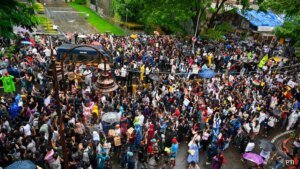 जन आंदोलन के लिए 'कॉकरोच': कैसे छात्रों ने संस्थापकों को मात दी
