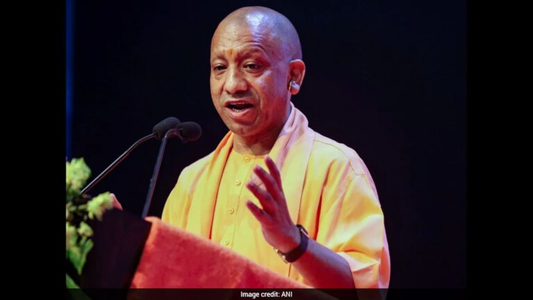 "जिन्ना के उपासक": योगी आदित्यनाथ का कांग्रेस, समाजवादी पार्टी पर कटाक्ष