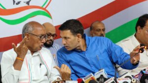 दिग्विजय सिंह की टिप्पणी से मध्य प्रदेश कांग्रेस में 'स्लीपर सेल' का तूफान खड़ा हो गया है.