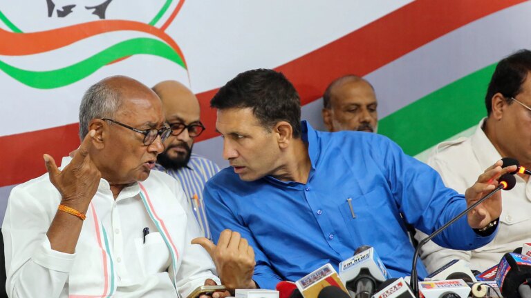 दिग्विजय सिंह की टिप्पणी से मध्य प्रदेश कांग्रेस में 'स्लीपर सेल' का तूफान खड़ा हो गया है.