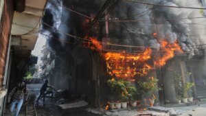 दिल्ली में आग लगने से 23 लोगों की मौत से पहले लाइसेंस का नवीनीकरण: जांच में खामियां उजागर हुईं