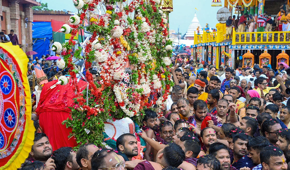 पुरी में भगवान जगन्नाथ रथयात्रा का दिव्य आरंभ, 100 यज्ञों का पुण्य फल और मोक्ष की अद्भुत परंपरा