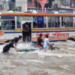 बांग्लादेश में बाढ़ से 44 लोगों की मौत; राजधानी ढाका में बाढ़ आ गई
