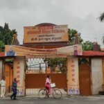 बिहार में 500 नए मॉडल स्कूलों को भगवा रंग देने की योजना पर राजनीतिक विवाद छिड़ गया है.