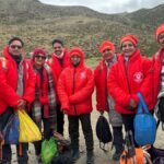 भक्तों का एक समुद्र दुनिया की छत पर परिक्रमा पूरी करता है
