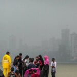 मुंबई में 12 घंटे में 200 मिमी बारिश से सड़कों पर पानी भर गया, ट्रेनें लेट हो गईं