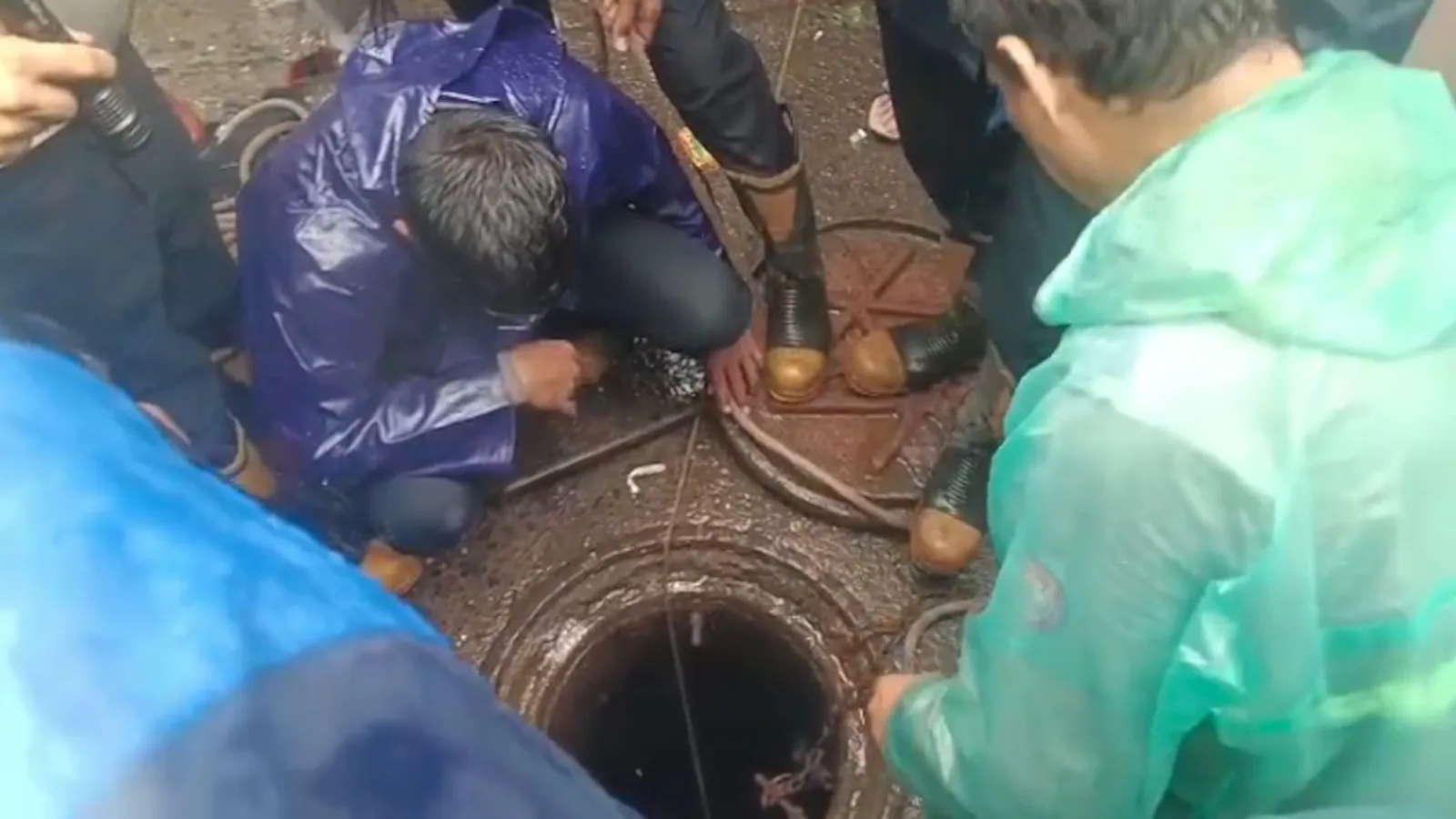मुंबई में बारिश के दौरान मैनहोल में गिरने से एक व्यक्ति लापता, बचाव अभियान जारी