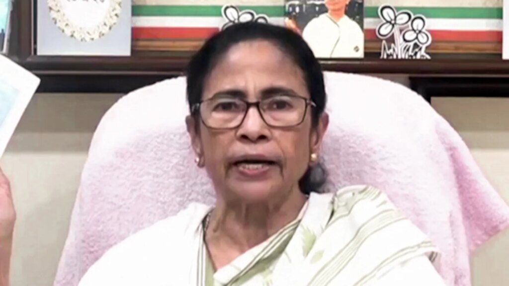 'मुझे रोकने के लिए मुझे मार डालो': विपक्षी ममता बनर्जी ने तृणमूल विद्रोहियों को गद्दार कहा
