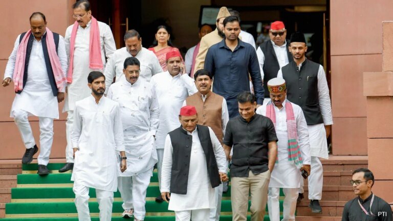 राहुल गांधी, प्रियंका गांधी और अखिलेश यादव की मुलाकात के बाद यूपी में सीटों के बंटवारे पर चर्चा शुरू हो गई है