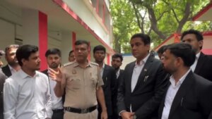 वकीलों से छेड़छाड़ का वीडियो वायरल होने के बाद दिल्ली पुलिस ने माफी मांगी